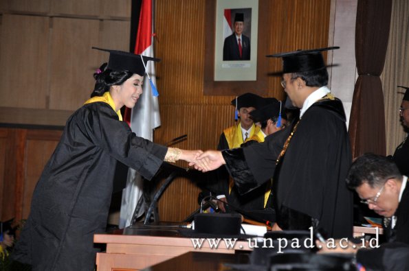 dok-humas-unpad_ilalang-foto_wisuda-gel-1-2010-2011_d3-fisip_286