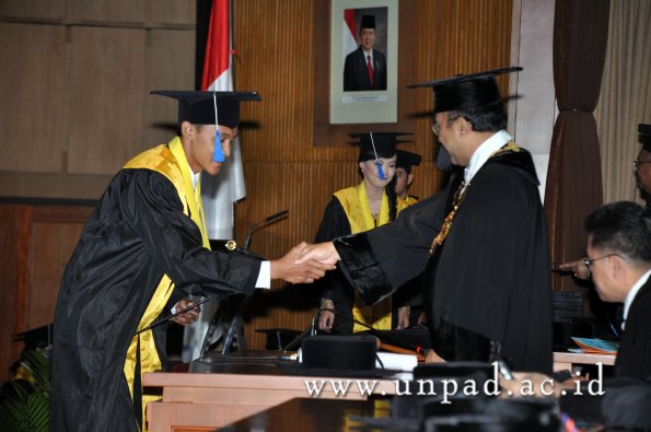 dok-humas-unpad_ilalang-foto_wisuda-gel-1-2010-2011_d3-fisip_288