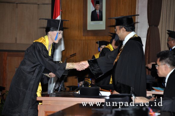 dok-humas-unpad_ilalang-foto_wisuda-gel-1-2010-2011_d3-fisip_289