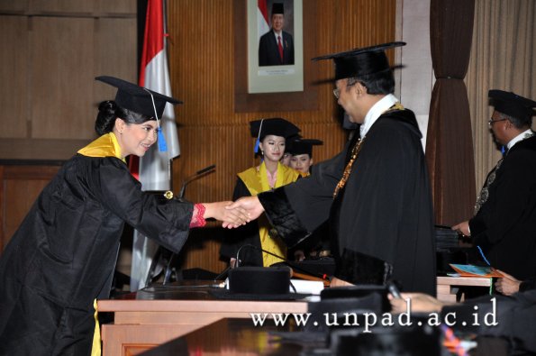 dok-humas-unpad_ilalang-foto_wisuda-gel-1-2010-2011_d3-fisip_291