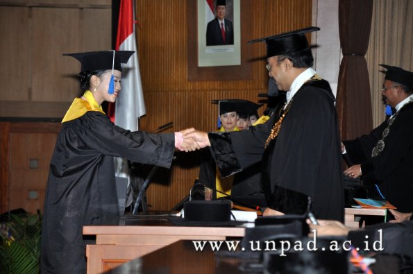 dok-humas-unpad_ilalang-foto_wisuda-gel-1-2010-2011_d3-fisip_292