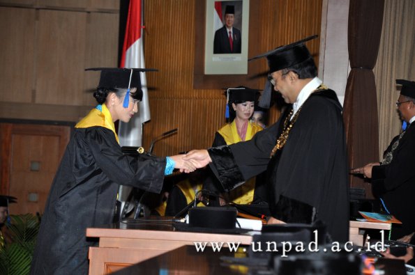 dok-humas-unpad_ilalang-foto_wisuda-gel-1-2010-2011_d3-fisip_295