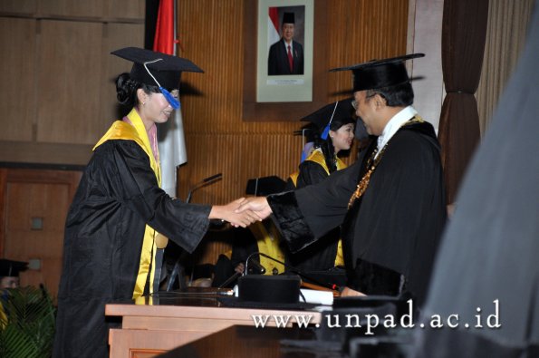 dok-humas-unpad_ilalang-foto_wisuda-gel-1-2010-2011_d3-fisip_296