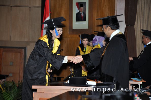 dok-humas-unpad_ilalang-foto_wisuda-gel-1-2010-2011_d3-fisip_297