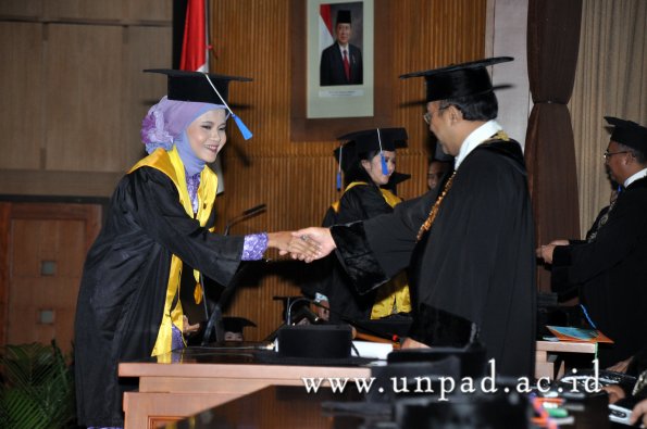 dok-humas-unpad_ilalang-foto_wisuda-gel-1-2010-2011_d3-fisip_298