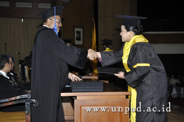 dok-humas-unpad_ilalang-foto_wisuda-gel-1-2010-2011_s1-fisip_086