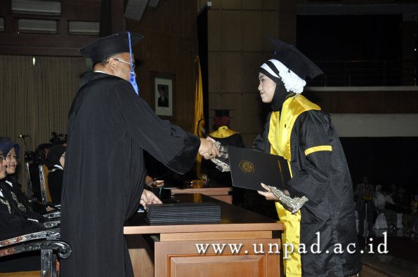 dok-humas-unpad_ilalang-foto_wisuda-gel-1-2010-2011_s1-fisip_091