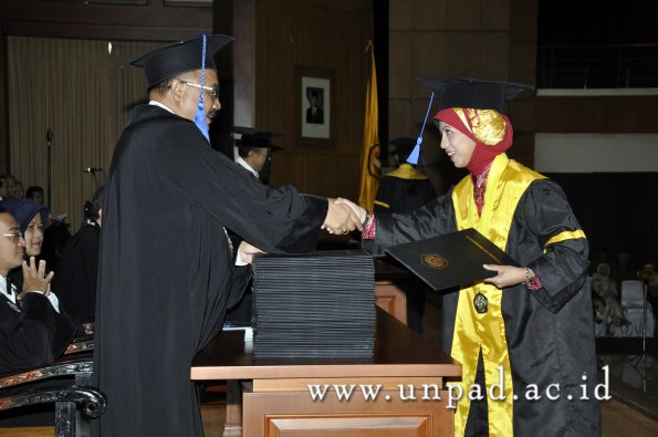 dok-humas-unpad_ilalang-foto_wisuda-gel-1-2010-2011_s1-fisip_165