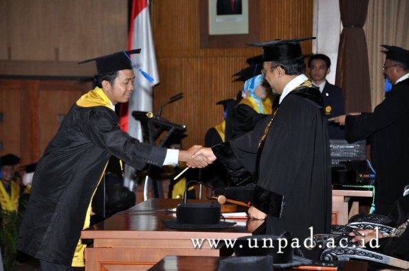 dok-humas-unpad_ilalang-foto_wisuda-gel-1-2010-2011_s1-fisip_170