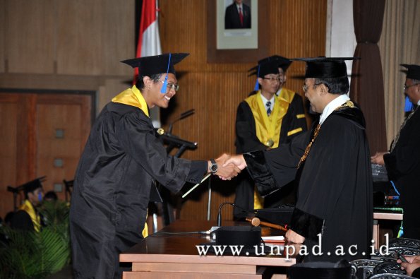 dok-humas-unpad_ilalang-foto_wisuda-gel-1-2010-2011_s1-fisip_174