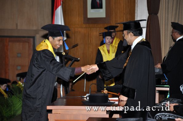 dok-humas-unpad_ilalang-foto_wisuda-gel-1-2010-2011_s1-fisip_179