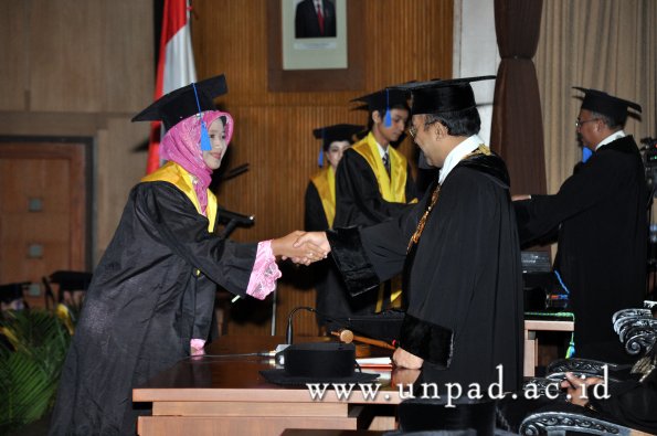 dok-humas-unpad_ilalang-foto_wisuda-gel-1-2010-2011_s1-fisip_182