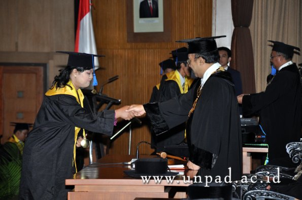 dok-humas-unpad_ilalang-foto_wisuda-gel-1-2010-2011_s1-fisip_187