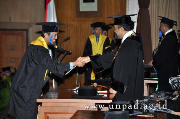 dok-humas-unpad_ilalang-foto_wisuda-gel-1-2010-2011_s1-fisip_195