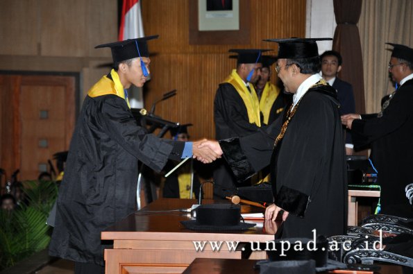 dok-humas-unpad_ilalang-foto_wisuda-gel-1-2010-2011_s1-fisip_196