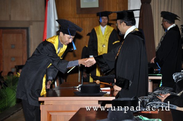 dok-humas-unpad_ilalang-foto_wisuda-gel-1-2010-2011_s1-fisip_201