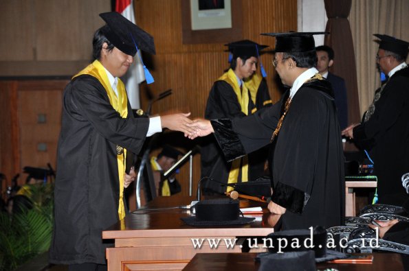 dok-humas-unpad_ilalang-foto_wisuda-gel-1-2010-2011_s1-fisip_202