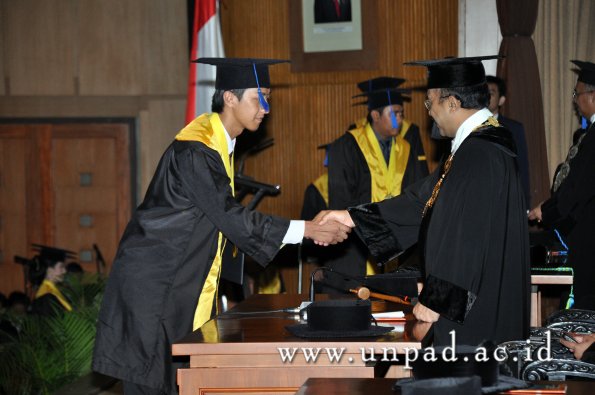 dok-humas-unpad_ilalang-foto_wisuda-gel-1-2010-2011_s1-fisip_204