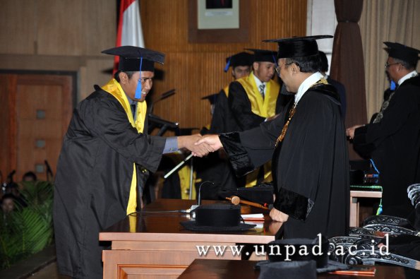 dok-humas-unpad_ilalang-foto_wisuda-gel-1-2010-2011_s1-fisip_205