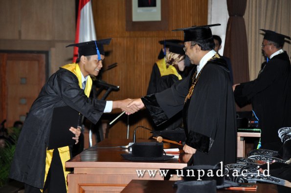 dok-humas-unpad_ilalang-foto_wisuda-gel-1-2010-2011_s1-fisip_207