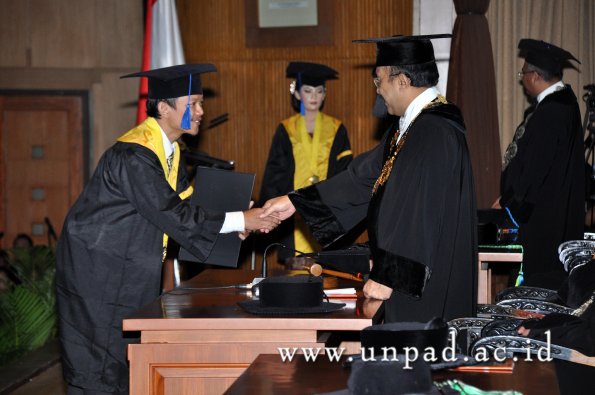 dok-humas-unpad_ilalang-foto_wisuda-gel-1-2010-2011_s1-fisip_209