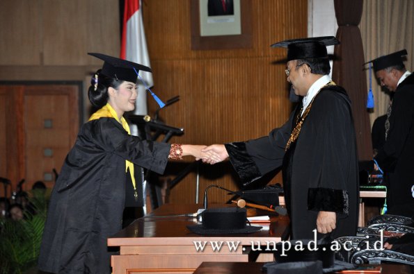 dok-humas-unpad_ilalang-foto_wisuda-gel-1-2010-2011_s1-fisip_210