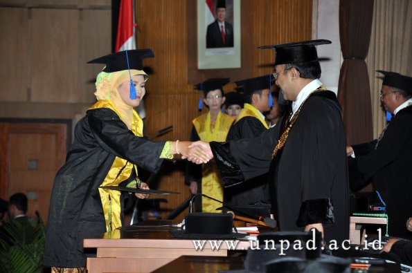 dok-humas-unpad_ilalang-foto_wisuda-gel-1-2010-2011_s1-fisip_213