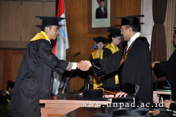 dok-humas-unpad_ilalang-foto_wisuda-gel-1-2010-2011_s1-fisip_214