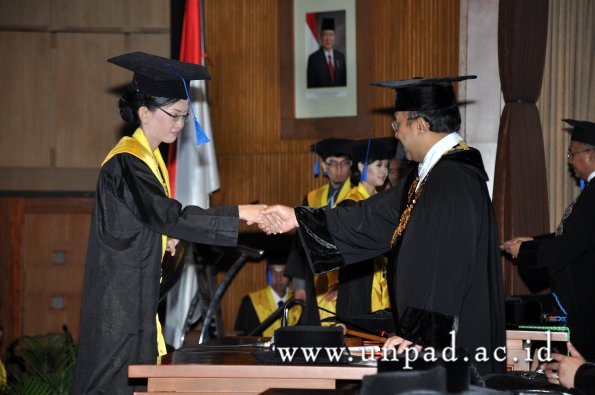 dok-humas-unpad_ilalang-foto_wisuda-gel-1-2010-2011_s1-fisip_215