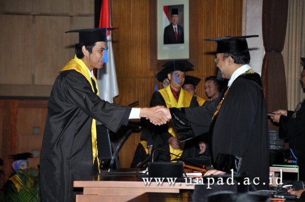 dok-humas-unpad_ilalang-foto_wisuda-gel-1-2010-2011_s1-fisip_220