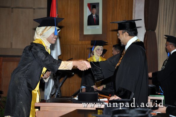 dok-humas-unpad_ilalang-foto_wisuda-gel-1-2010-2011_s1-fisip_250