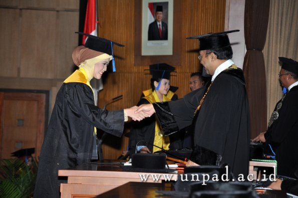 dok-humas-unpad_ilalang-foto_wisuda-gel-1-2010-2011_s1-fisip_251