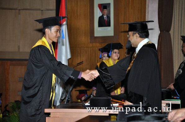 dok-humas-unpad_ilalang-foto_wisuda-gel-1-2010-2011_s1-fisip_253