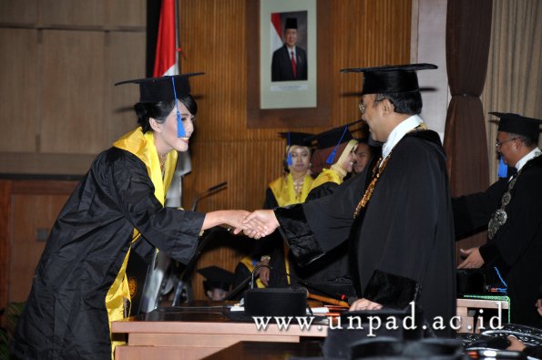 dok-humas-unpad_ilalang-foto_wisuda-gel-1-2010-2011_s1-fisip_266