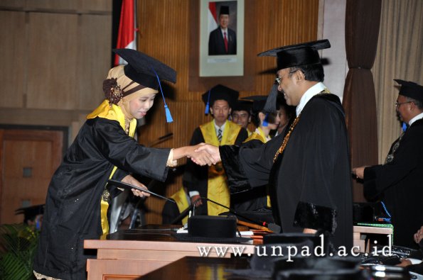 dok-humas-unpad_ilalang-foto_wisuda-gel-1-2010-2011_s1-fisip_268