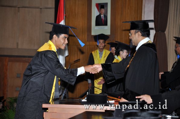 dok-humas-unpad_ilalang-foto_wisuda-gel-1-2010-2011_s1-fisip_271