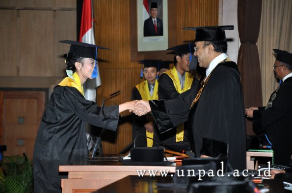 dok-humas-unpad_ilalang-foto_wisuda-gel-1-2010-2011_s1-fisip_272