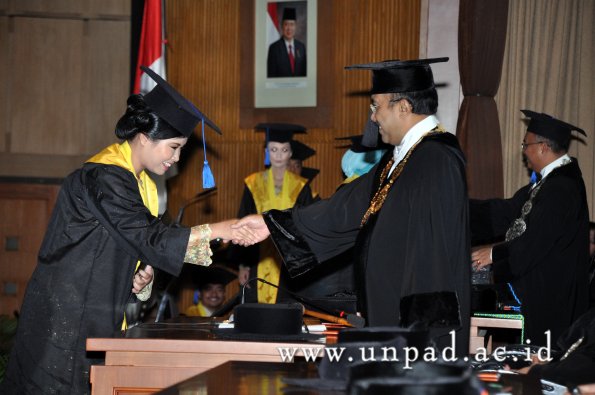 dok-humas-unpad_ilalang-foto_wisuda-gel-1-2010-2011_s1-fisip_285