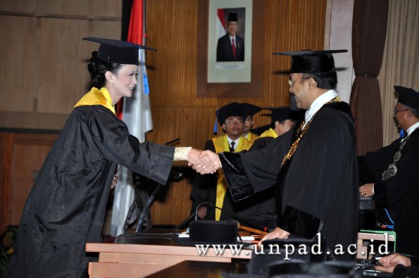 dok-humas-unpad_ilalang-foto_wisuda-gel-1-2010-2011_s1-fisip_287