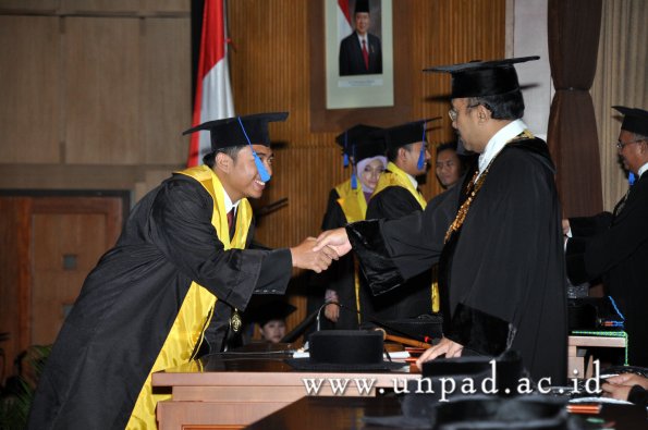 dok-humas-unpad_ilalang-foto_wisuda-gel-1-2010-2011_s1-fisip_289