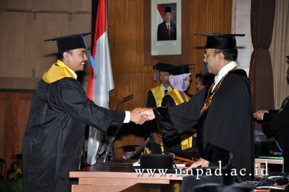 dok-humas-unpad_ilalang-foto_wisuda-gel-1-2010-2011_s1-fisip_290