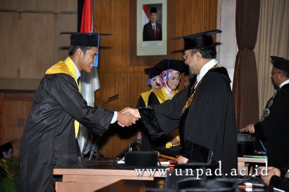 dok-humas-unpad_ilalang-foto_wisuda-gel-1-2010-2011_s1-fisip_299