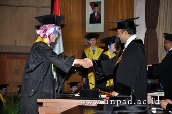 dok-humas-unpad_ilalang-foto_wisuda-gel-1-2010-2011_s1-fisip_300