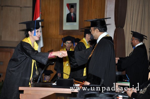 dok-humas-unpad_ilalang-foto_wisuda-gel-1-2010-2011_s1-fisip_301