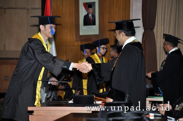 dok-humas-unpad_ilalang-foto_wisuda-gel-1-2010-2011_s1-fisip_302