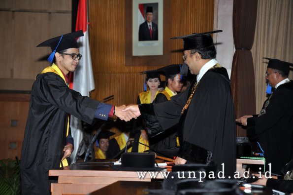 dok-humas-unpad_ilalang-foto_wisuda-gel-1-2010-2011_s1-fisip_303