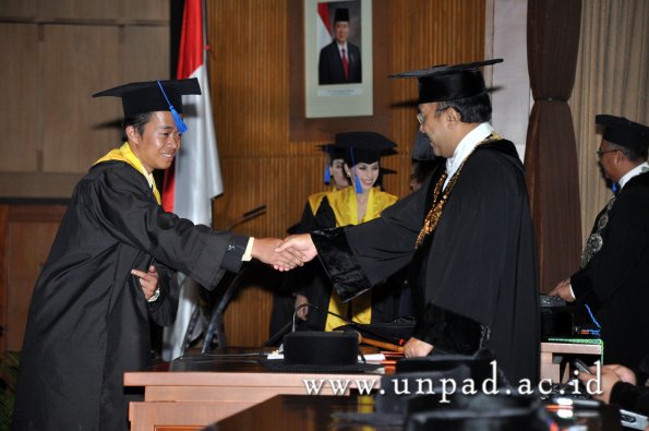 dok-humas-unpad_ilalang-foto_wisuda-gel-1-2010-2011_s1-fisip_304