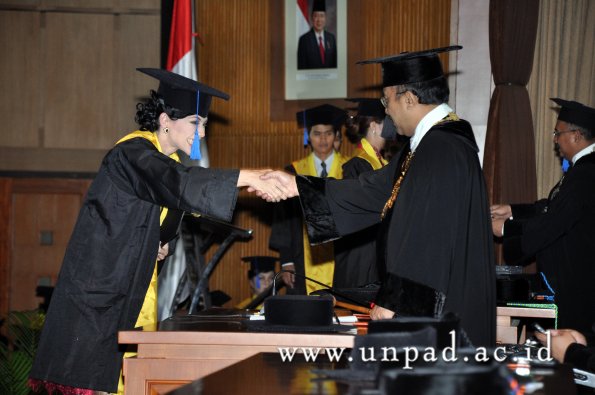 dok-humas-unpad_ilalang-foto_wisuda-gel-1-2010-2011_s1-fisip_305