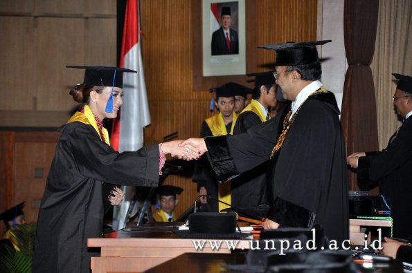 dok-humas-unpad_ilalang-foto_wisuda-gel-1-2010-2011_s1-fisip_306