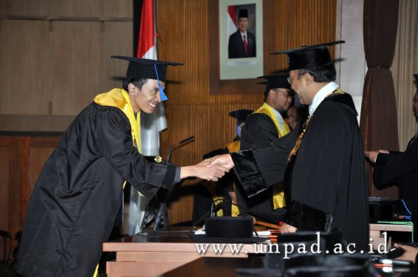 dok-humas-unpad_ilalang-foto_wisuda-gel-1-2010-2011_s1-fisip_308